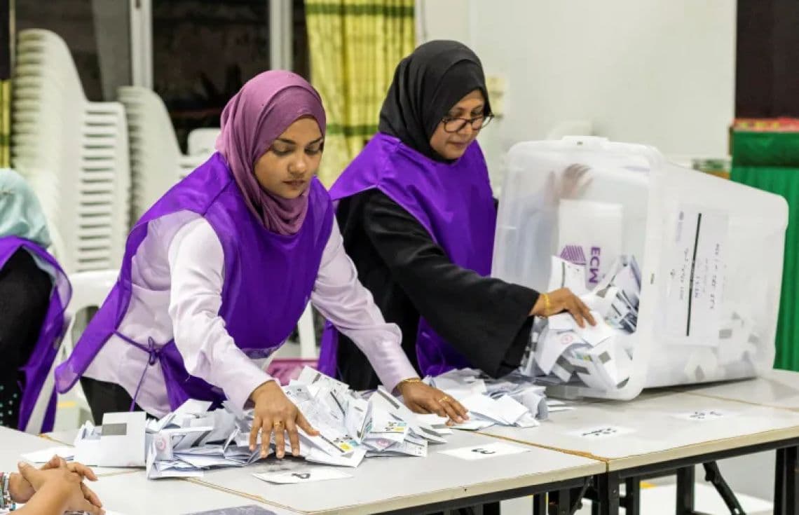 މީގެ ކުރިން އިލެކްޝަންސް އިން ބޭއްވި އިންތިހާބެއްގައި ވޯޓު ގުނަނީ. / ފޮޓޯ: އިލެކްޝަންސް ކޮމިޝަން