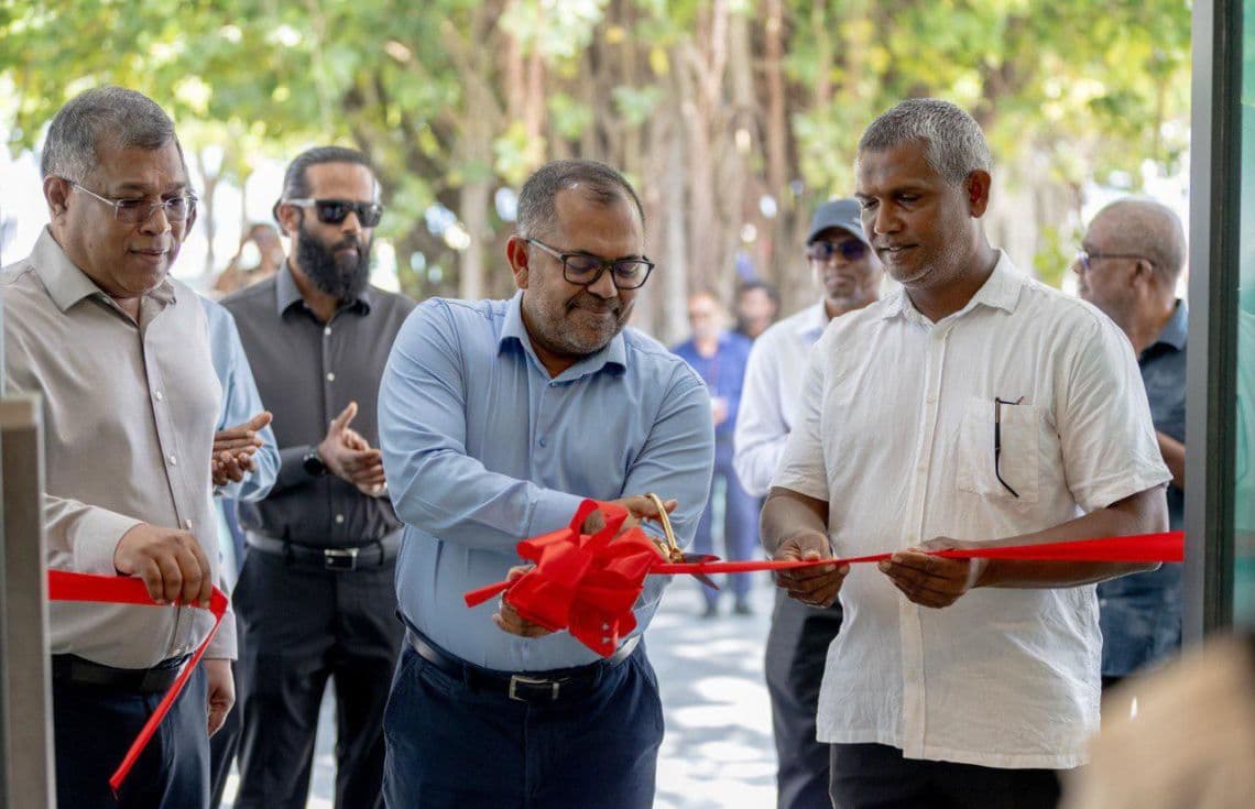 މިނިސްޓަރު ދ. ކުޑަހުވަދޫގައި ބީއެމްއެލްގެ އާ ބްރާންޗު ހުޅުވައިދެއްވަނީ / ފޮޓޯ: ފިނޭންސް މިނިސްޓްރީ