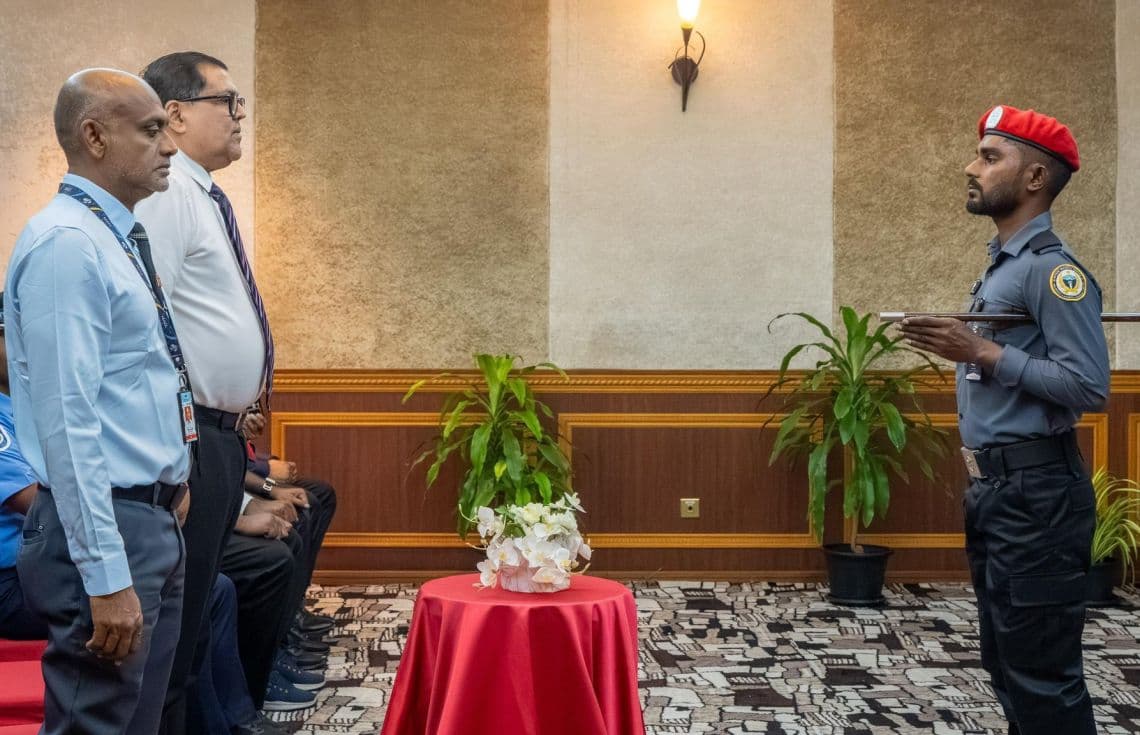 އެމްއޭސީއެލްގެ،ސެކިއުރިޓީ އޮފިސަރުންގެ ތަމްރީން ނިންމި ފުރަތަމަ ބެޗްގެ އިފްތިތާހީ ރަސްމިއްޔާތުގެ ތެރެއިން---ފޮޓޯ:އެމްއޭސީއެލް