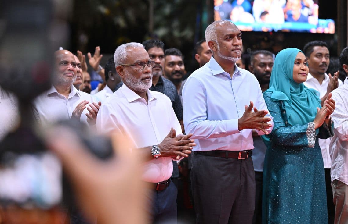 ޕީއެންސީގެ ރައީސް ޑރ. މުޢިއްޒު، ރައީސްގެ އަނބިކަނބަލުން ސާޖިދާ އަދި ޕީއެންސީގެ ޗެއާޕާސަން އަބްދުއްރަހީމް އަބްދުﷲ ޕީއެންސީގެ ޖަލްސާއެއްގައި---