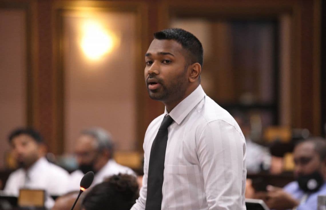 މެންބަރު މީކާއިލް. މެންބަރު މީކާއިލް ބޭރުކޮށްލުމުގެ ކުރިން، މަޖިލީހުގެ ރައީސް އަބްދުއްރަހީމް އަބްދުﷲ ވަނީ، އެތަށް ފަހަރެއްގެ މަތިން އެކަން އެގޮތަށް ނުކުރުމަށް ނަސޭހަތްތެރިވެފަ--- ފޮޓޯ: ރައްޔިތުންގެ މަޖިލިސް