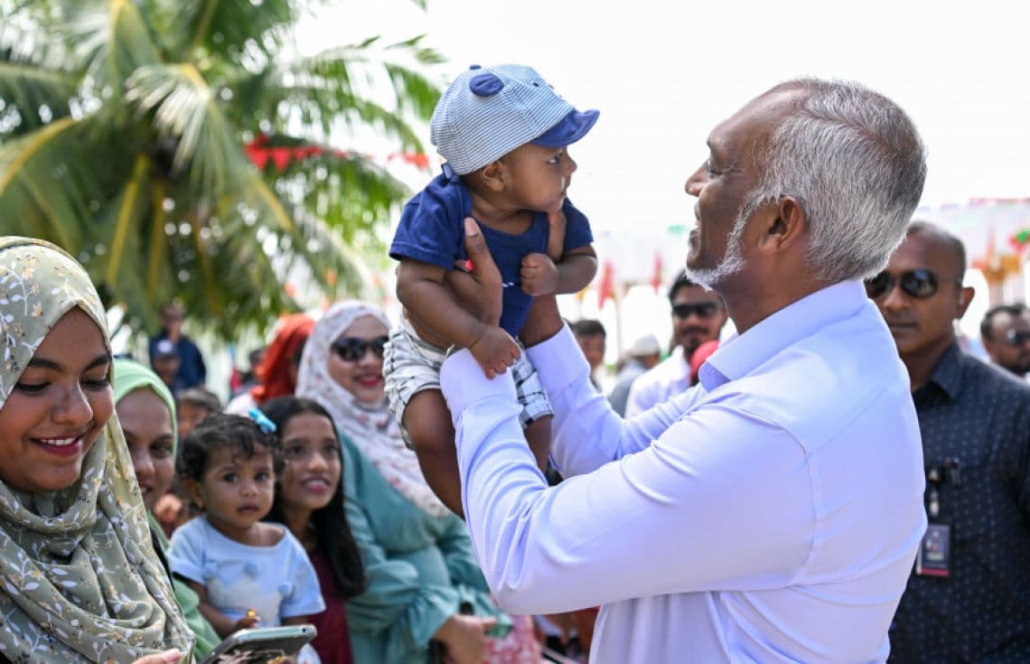 ކުޑަކުދިންނަށް އޯގާތެރި ރައީސް ޑރ. މުޢިއްޒު ގއ. ގެމަނަފުށީގައި (ފެބުރުއަރީ 21، 2024) - އެމަނިކުފާނުގެ ވަނީ ހުރިހާ އެންމެނަށް ރިސޯޓުތަކުން ޢާމްދަނީ ލިބޭނެ ގޮތް ހަމަޖައްސަވައިދެއްވާފަ.