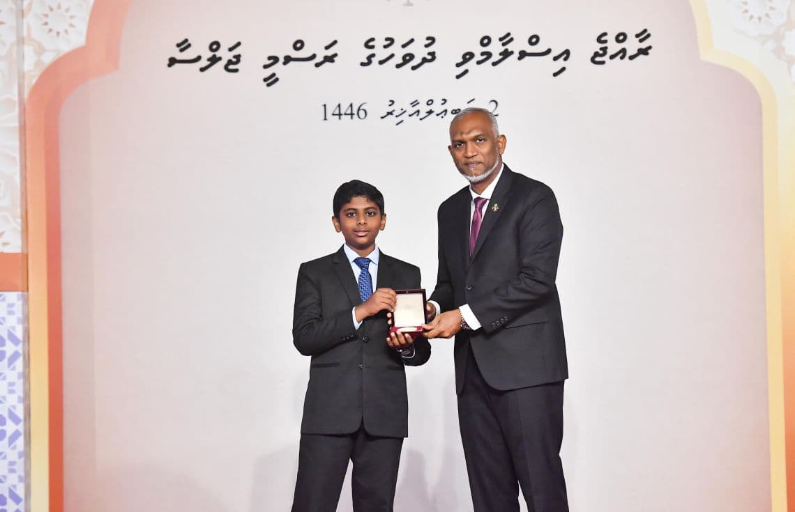 2024 ގައި ބޭއްވި ކީރިތި ޤުރުއާނުގެ ޤައުމީ މުބާރާތުގެ އިނާމް ދިނުމުގެ ރަސްމިއްޔާތުގެ ތެރެއިން - 2026 ވަނަ އަހަރުގެ ރިޔާސީ ބަޔާން އިއްވަމުން، މި ރާއްޖޭގައި ދީނާއި ޚިލާފު ޤަނޫނެއް ނެހެދޭނެކަމަށް ރައީސް އަލިއަޅުވައިލެއްވި.