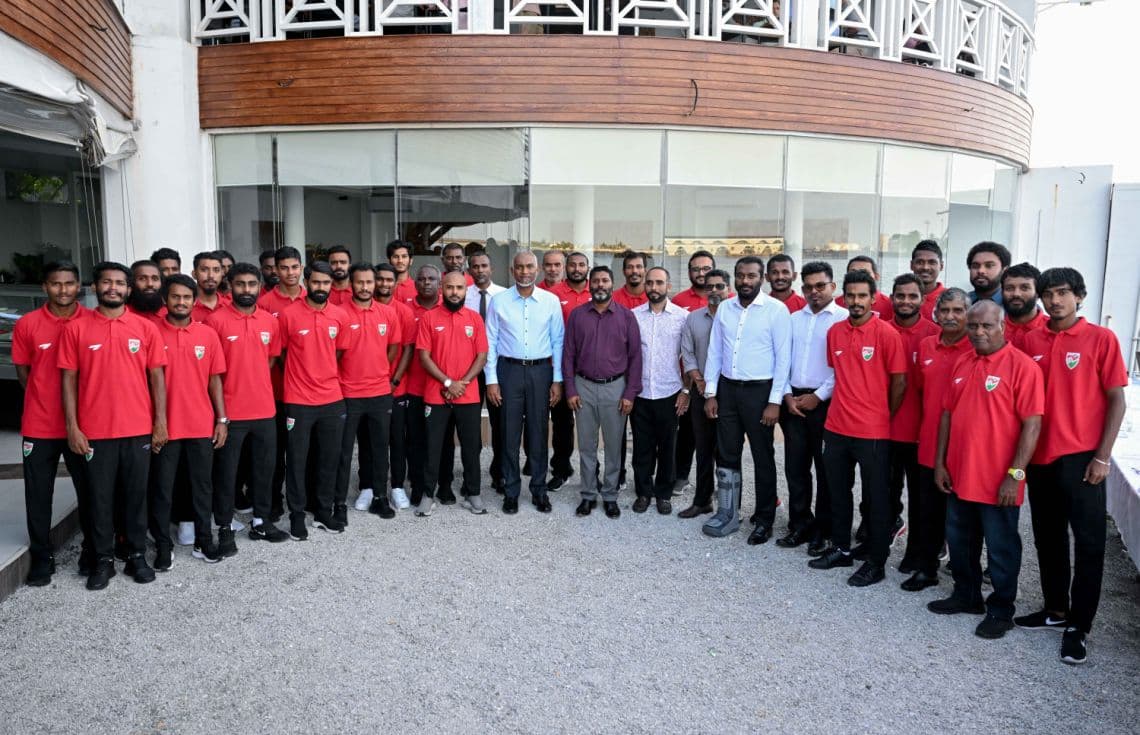 ރައީސް މުޢިއްޒު، ދިވެހި ފިޓުބޯޅަ ޓީމާއި އެކު/ ފޮޓޯ: ރައީސް އޮފީސް