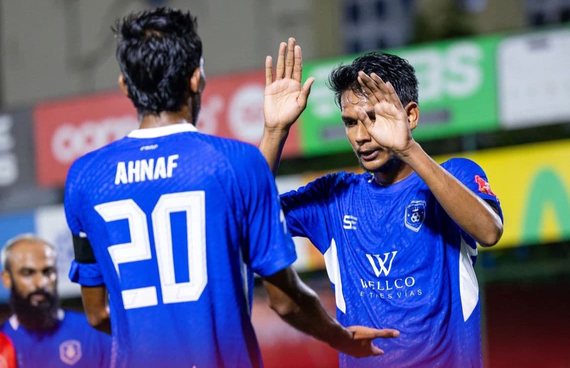 ދެއްވަދޫ ޓީމުގެ އަހުނަފް ރަޝީދު އަދި ރާހިލް ރަޝީދު. މި ދެ ކުޅުންތެރިންވެސް ވަނީ ގޯލު ޖަހާފައި. - ފޮޓޯ: ގޯލްޑަން ފުޓްސެލް