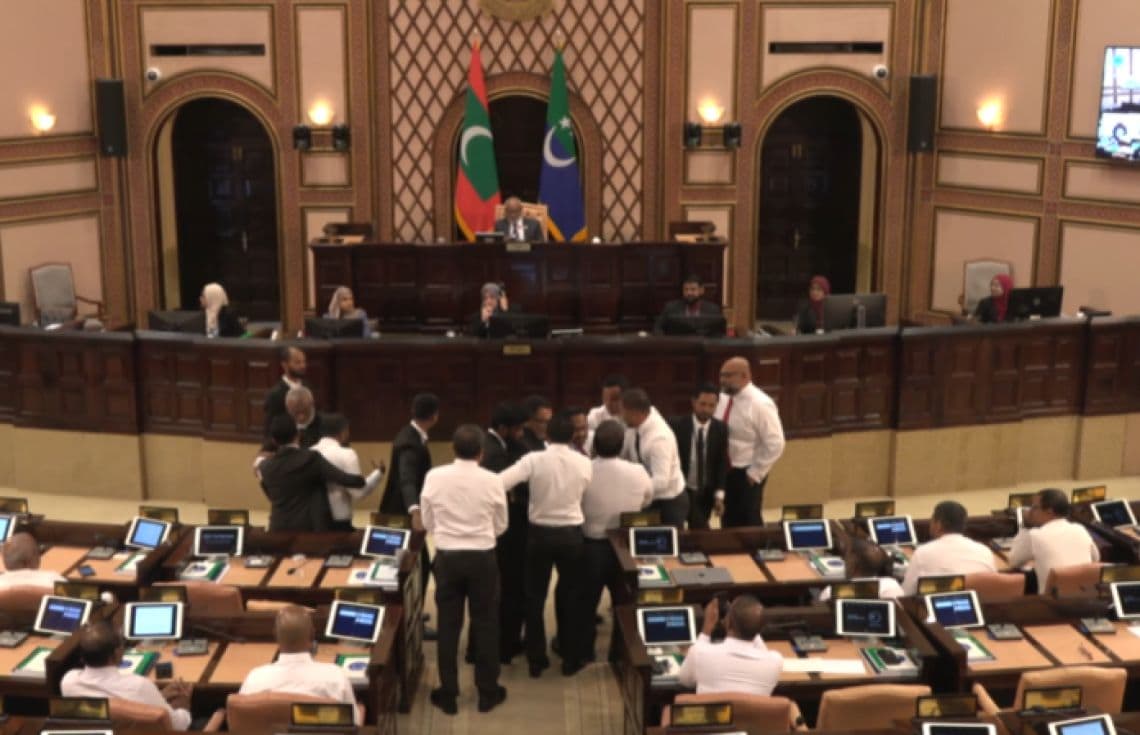 މިއަދުގެ ޖަލްސާގައި އެމްޑީޕީ މެމްބަރުން ހަމަނުޖެހުން ހިންގުމުން ސެކިއުރިޓީންގެ އެހީގައި ވަނީ ބޭރުކޮށްލާފަ---