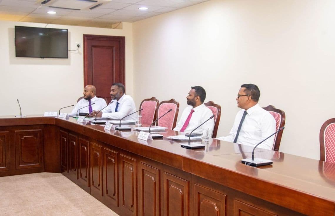 މިނިވަން މުއައްސަސާތަކާބެހޭ ކޮމިޓީގެ ބައްދަލުވުމުގެ ތެރެއިން--- ފޮޓޯ:މަޖިލިސް