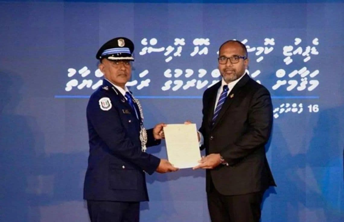 2024ވަނަ އަހަރު ޑެޕިއުޓީ ކޮމިޝަނަރުގެ މަގާމަށް ފަރުހާދު އައްޔަންކޮށް މަގާމުގެ ލިޔުން ހަވާލުކުރަނީ--- ފޮޓޯ: ޕޮލިސް