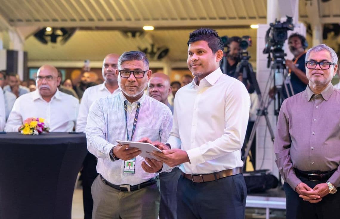ވީއައިއޭގެ ޑޮމެސްޓިކް އޮޮޕަރޭޝަންތައް ޓާމިނަލް 2 އަށް ބަދަލުކުރުމަށް ބޭއްވި ރަސްމިއްޔާތުގެ ތެރެއިން، ނައިބު ރައީސް ޙުސައިން މުޙައްމަދު ލަޠީފް އަދި އެމްއޭސީއެލްގެ ސީއީއޯ ޝަރީފް---ފޮޓޯ: އެމްއޭސީއެލް