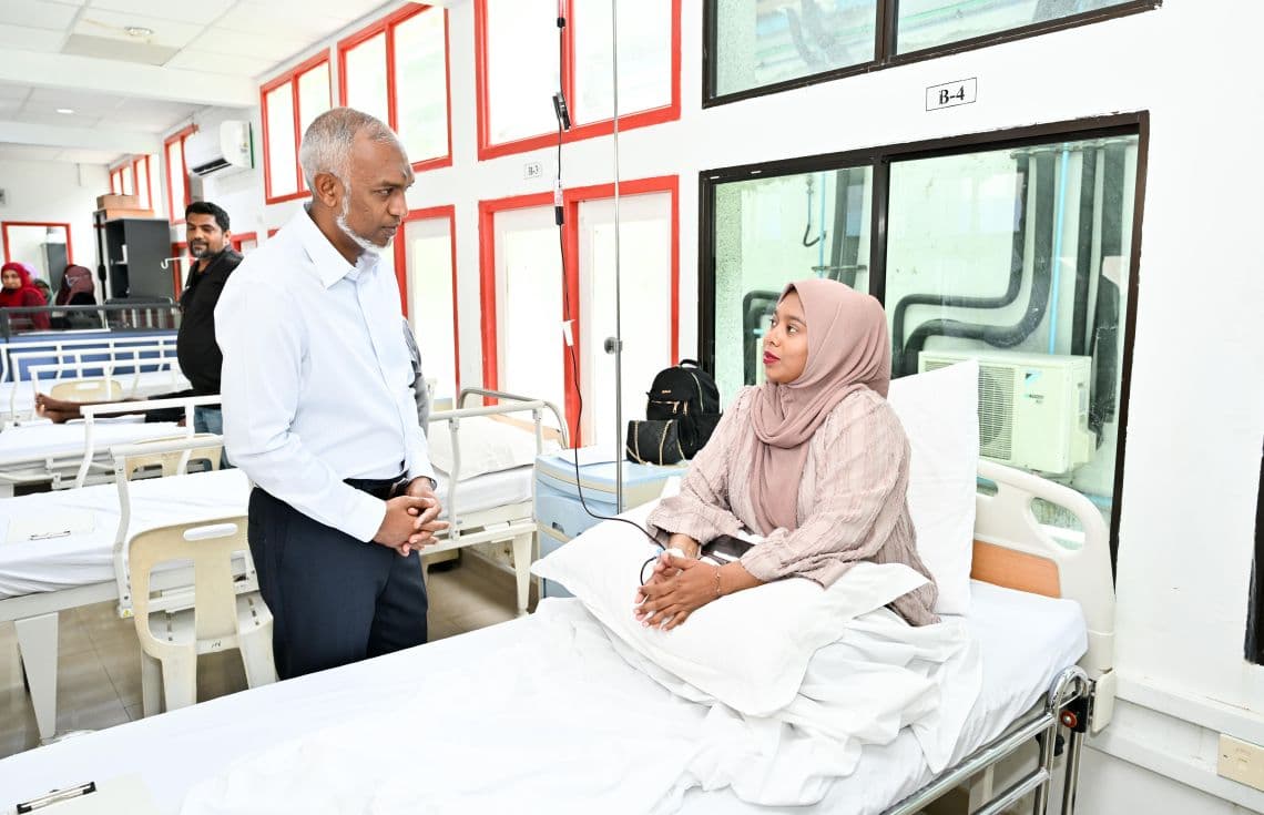 ރައިސް މީގެ ކުރިން މާލޭގައި ހުރި ތެލެސީމިއާ ސެންޓަރަށް ވަޑައިގެން އެ ފަރާތްތަކުގެ ހާލު ބައްލަވަނީ. / ފޮޓޯ: ރައީސް އޮފީސް