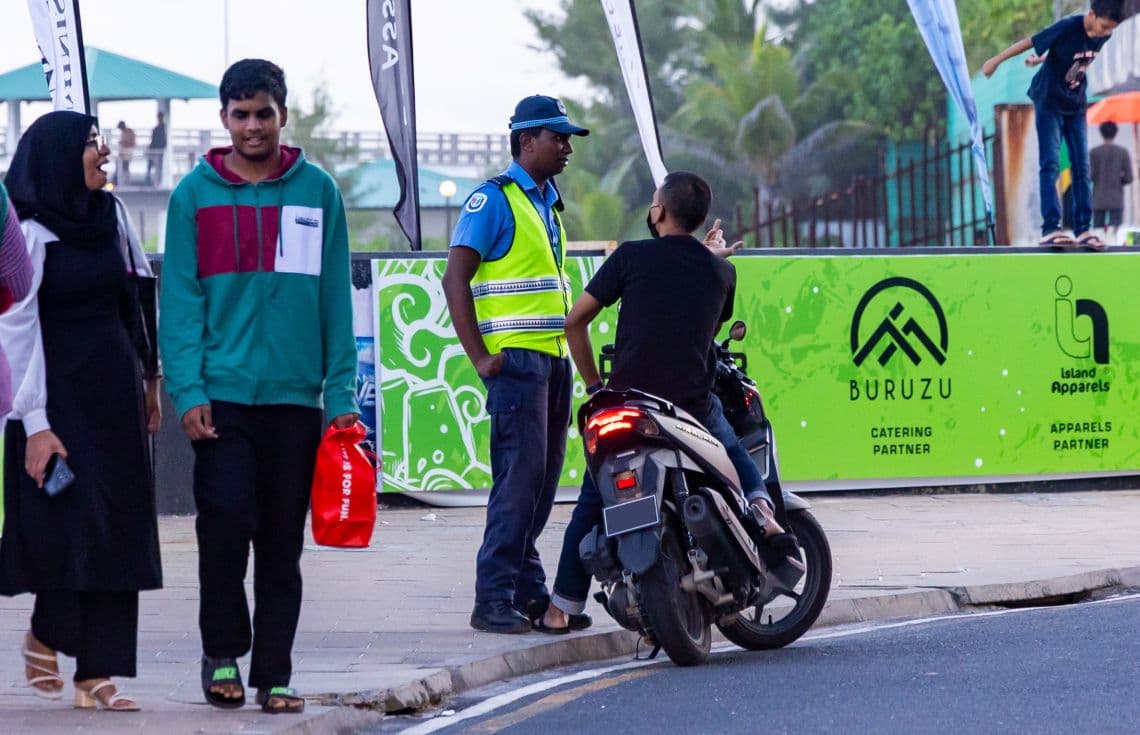 އާންމު ފަރުދެއް މަގުގެ އެއްކައިރިއަށް ސައިކަލުގައި މަޑުކޮށްލުމަށްފަހު ފުލުހަކާ ވާހަކަދައްކަނީ. / ފޮޓޯ: ޚުލާސާ