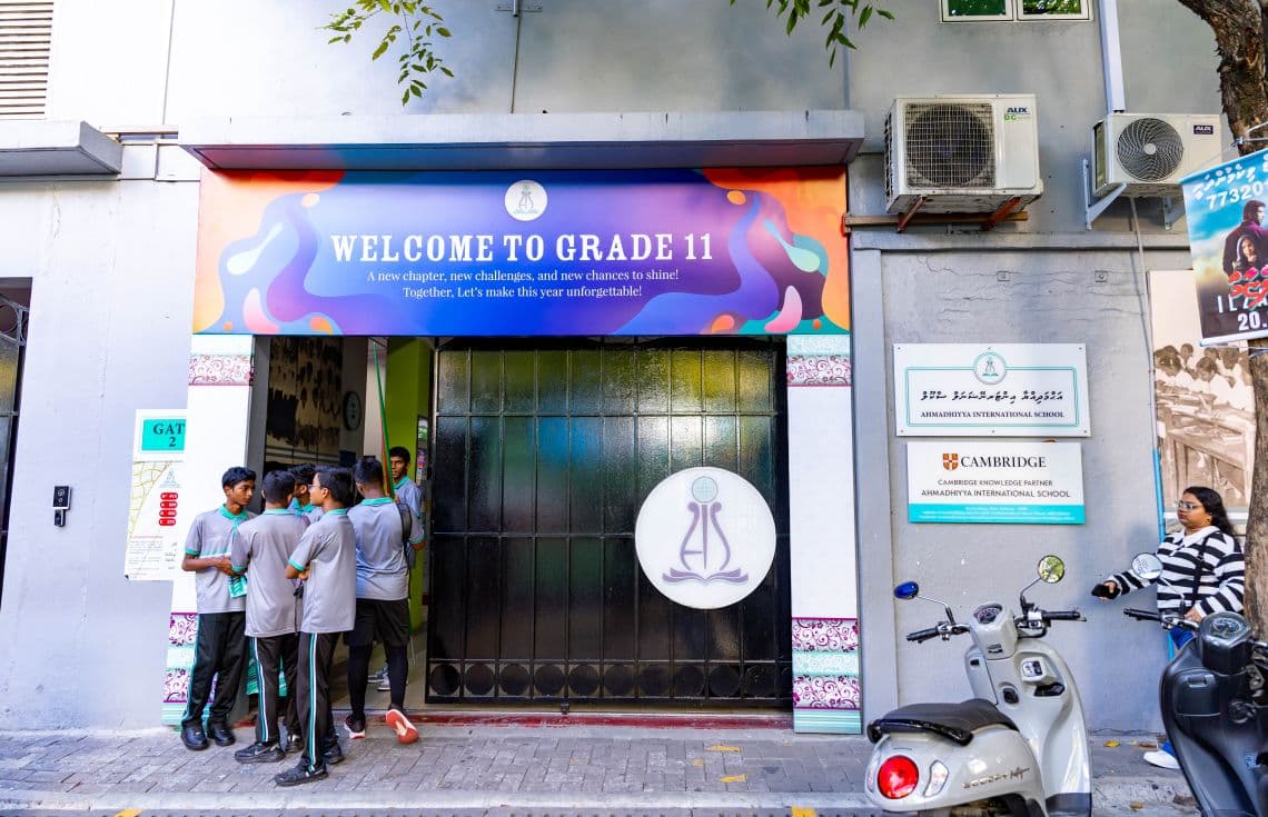 އަހްމަދިއްޔާ އިންޓަނޭޝަނަލް ސްކޫލުން ގްރޭޑް 11ގެ ކުދިންނަށް މަރުހަބާ ކިޔަނީ--- ފޮޓޯ: ޚުލާސާ