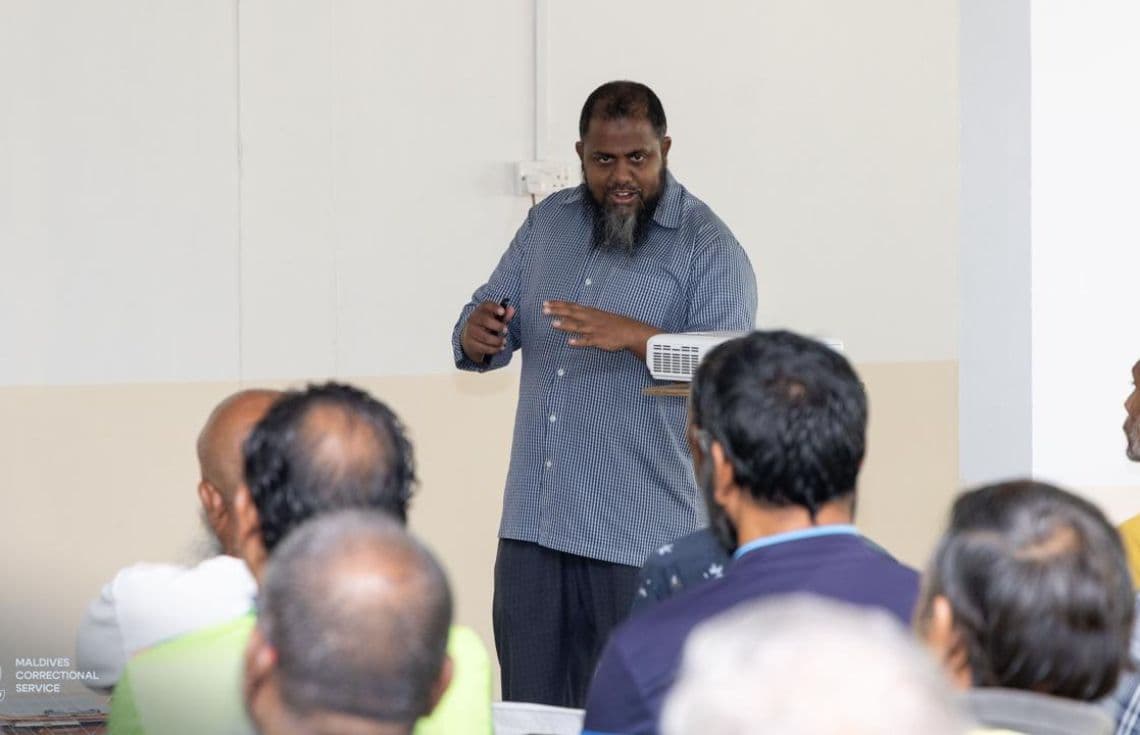 ޖަލުގައި ދީނީ ޕްރޮގްރާމެއް ހިންގަނީ--- ފޮޓޯ: ކަރެކްޝަންސް