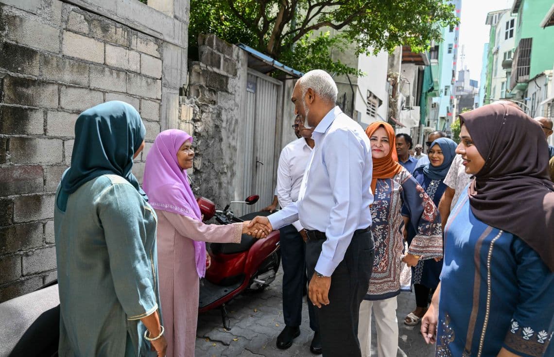 މާފަންނު މެދަށް ރައީސް ކުރެއްވި ޒިޔާރަތުގެ ތެރެއިން އުމުރުން ދުވަސްވީ ރައްޔިތަކާ ބައްދަލުކުރައްވާ ސަލާމްކުރައްވަނީ---