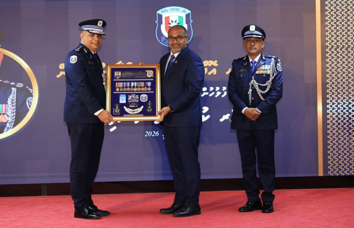 ރިޓަޔާ ކުރެއްވި ސީޕީ ނަވީންގެ ހިދުމަތުގެ އަގުވަޒަންކުރެއްވުމަށް ބޭއްވި ހާއްސަ ރަސްމިއްޔާތުގެ ތެރެއިން/ ފޮޓޯ: ފޮލިސް