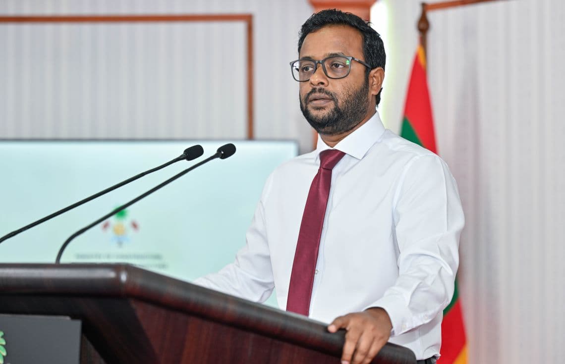 މިނިސްޓަރު މުއްތަލިބު މީގެ ކުރިން ނޫސްވެރިންނާ ބައްދަލުކުރައްވަނީ. / ފޮޓޯ: ރައީސް އޮފީސް