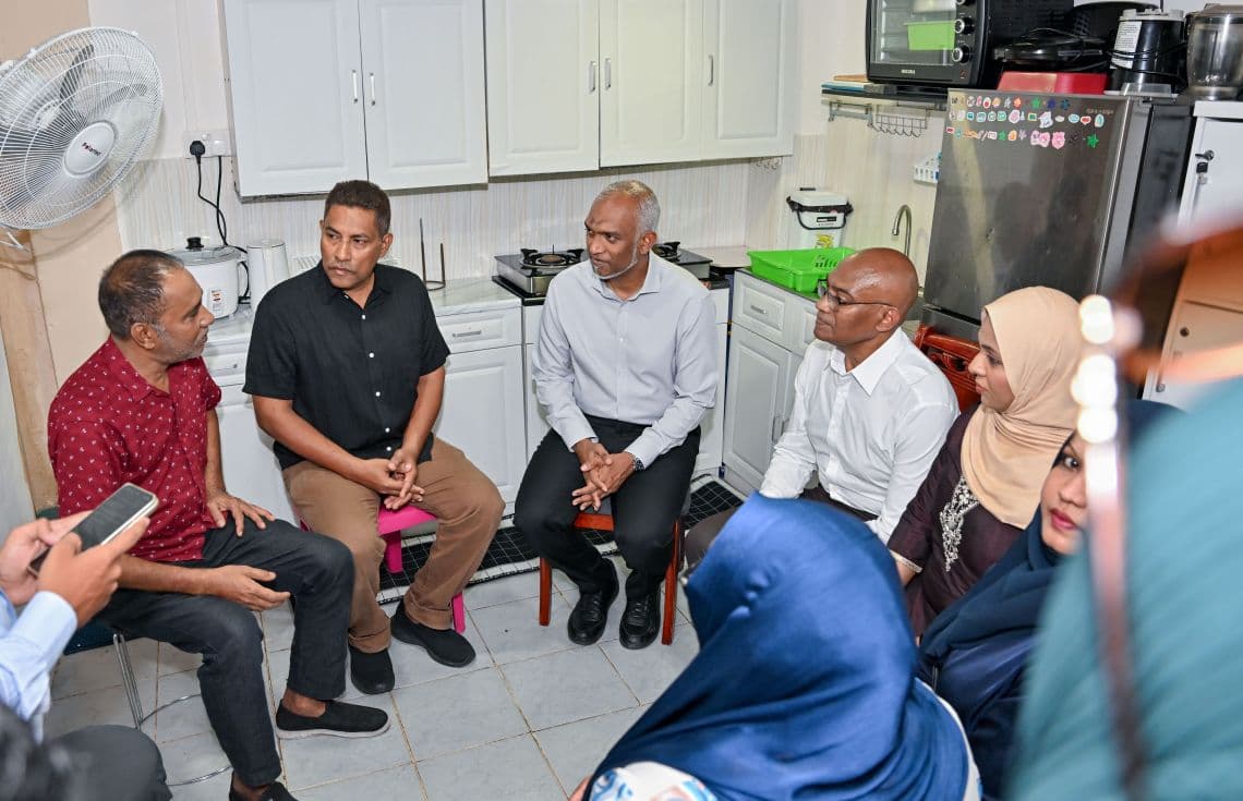 ރައީސް ޑރ. މުއިއްޒު ދޮރުން ދޮރަށް ހަރަކާތުގައި---