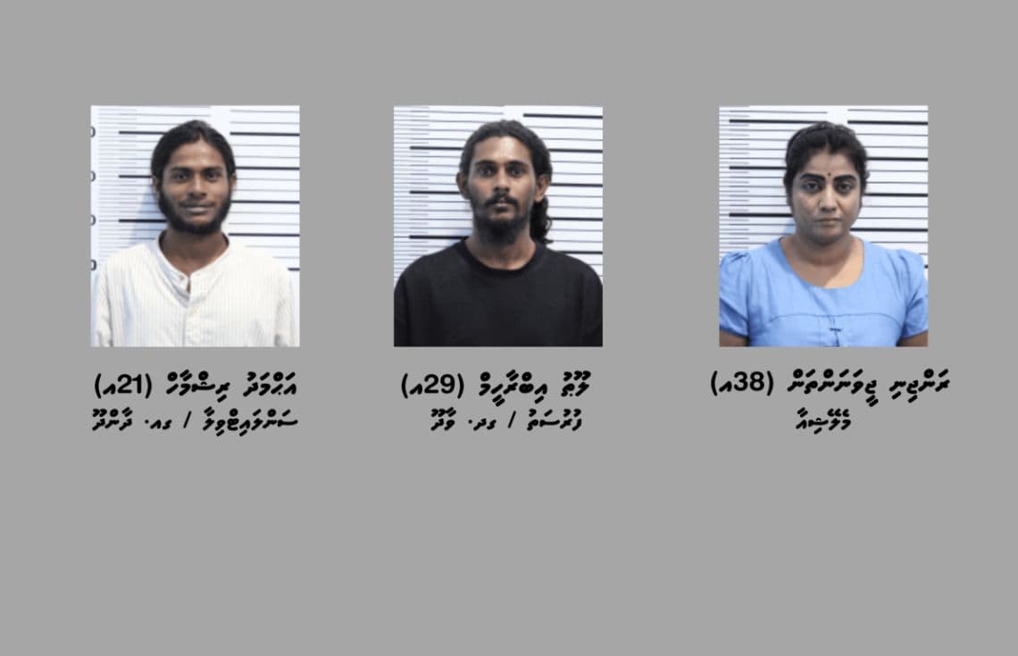 ދެ ކިލޯއަށްވުރެ ގިނަ މަސްތުވާތަކެތި ވައިގެ މަގުން ރާއްޖެއަށް އެތެރެކުރި ކަމަށް ބުނާ ތިން މީހުން --- ފޮޓޯ: ފުލުހުން