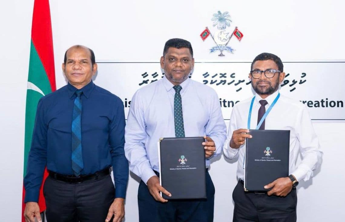 ހއ. ދިއްދޫ ފުޓްބޯޅަ ދަނޑު ތަރައްޤީކުރުމުގެ މަޝްރޫއު އެމްޓީސީސީއާ ހަވާލުކުރުން--- ފޮޓޯ: އެމްޓީސީސީ