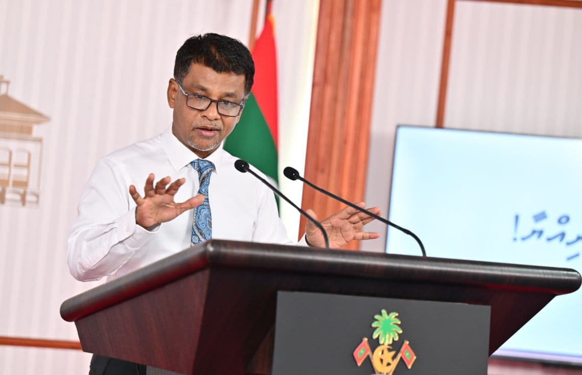 ރައީސް އޮފީހުގައި މިއަދު ކުރިއަށްދިޔަ ނޫސްވެރިންގެ ބައްދަލުވުމުގައި މިނިސްޓަރު ނާޒިމް ވާހަކަފުޅު ދައްކަވަނީ. / ފޮޓޯ: ރައީސް އޮފީސް