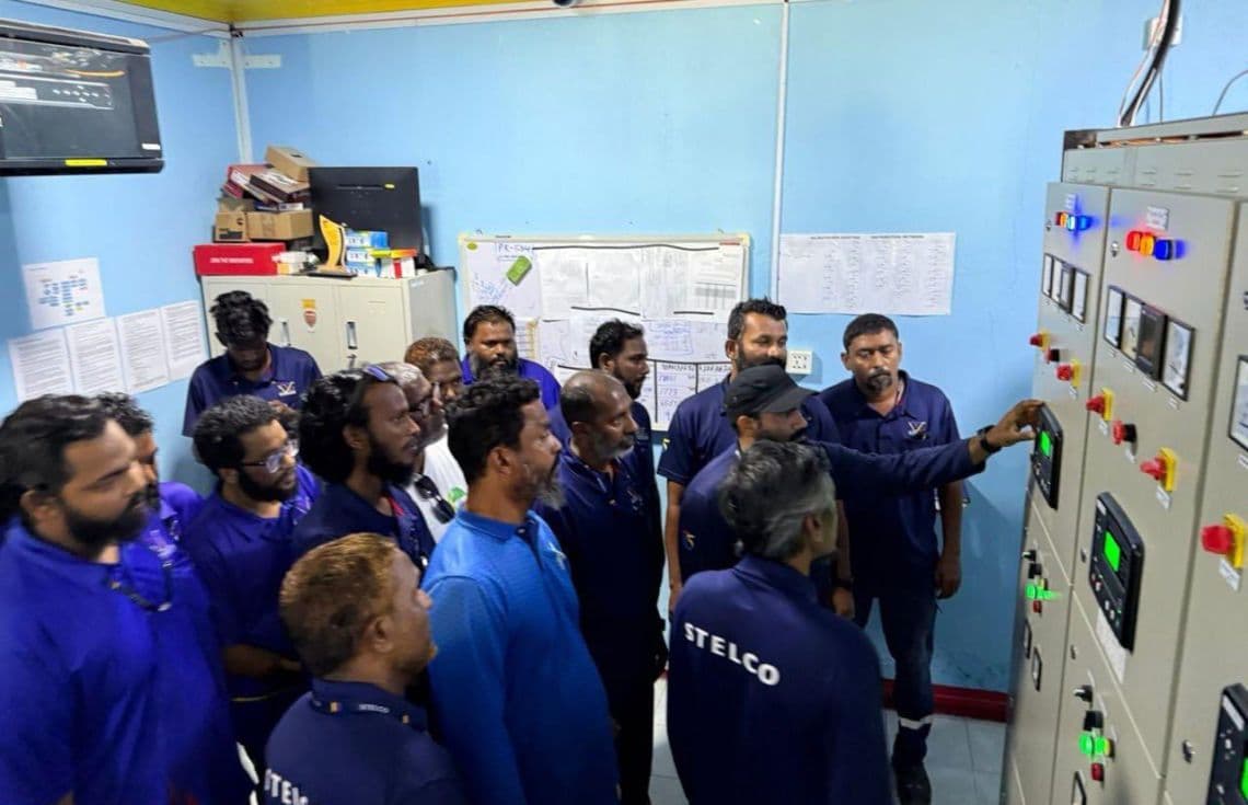 އިންޖީނު ގެއެއްގައި ސްޓެލްކޯ މުވައްޒަފުން ހަރަކާތްތެރިވަނީ--- ފޮޓޯ:ސްޓެލްކޯ