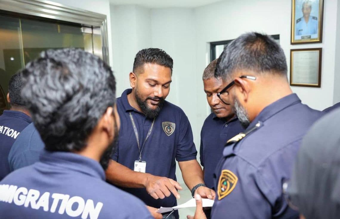 އިމިގްރޭޝަން އޮފިސަރުންތަކެއް--- ފޮޓޯ: އިމިގްރޭޝަން