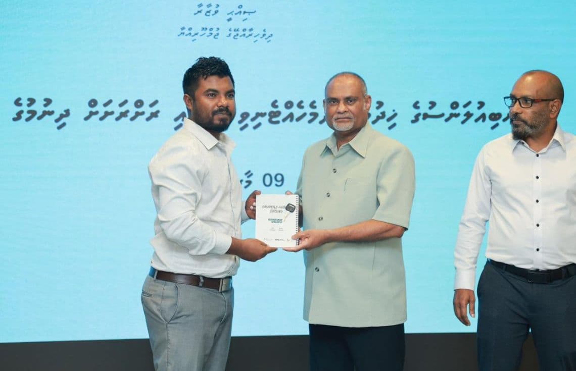 އެމްބިއުލާންސް ތަޅުދަނޑި ހަވާލު ކުރަނީ--- ފޮޓޯ: ހެލްތް މިނިސްޓްރީ
