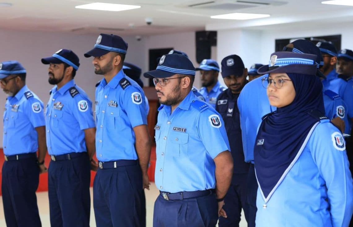 ދިވެހި ފުލުހުން. ސްކޭމްތައް ހުއްޓުވުމަށް ދިވެހި ފުލުހުން ބައިވެރިވާ ބައިނަލްއަގުވާމީ ބޮޑު އޮޕަރޭޝަނެއް ވަނީ ފަށައިފަ--- ފޮޓޯ: ޕޮލިސް