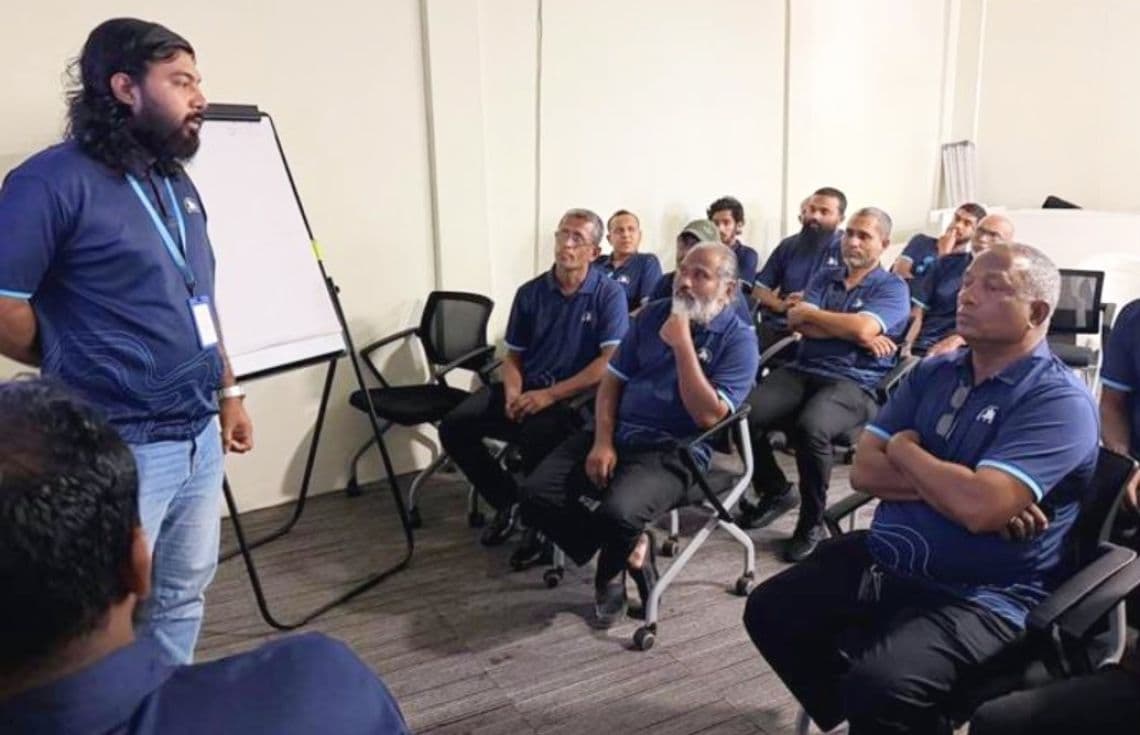 ޓެކްސީ ލައިންގެ ހިދުމަތަށް މުވައްޒަފުން ތަމްރީނުކުރަނީ- ފޮޓޯ: އެމްޓީސީސީ