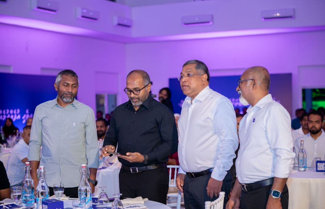 އައްޑޫގައި 'ސްވައިޕް' ރަސްމީކޮށް ތައާރަފުކުރުމަށް ބޭއްވި ރަސްމިއްޔާތުގެ ތެރެއިން--- ފޮޓޯ: ބީއެމްއެލް