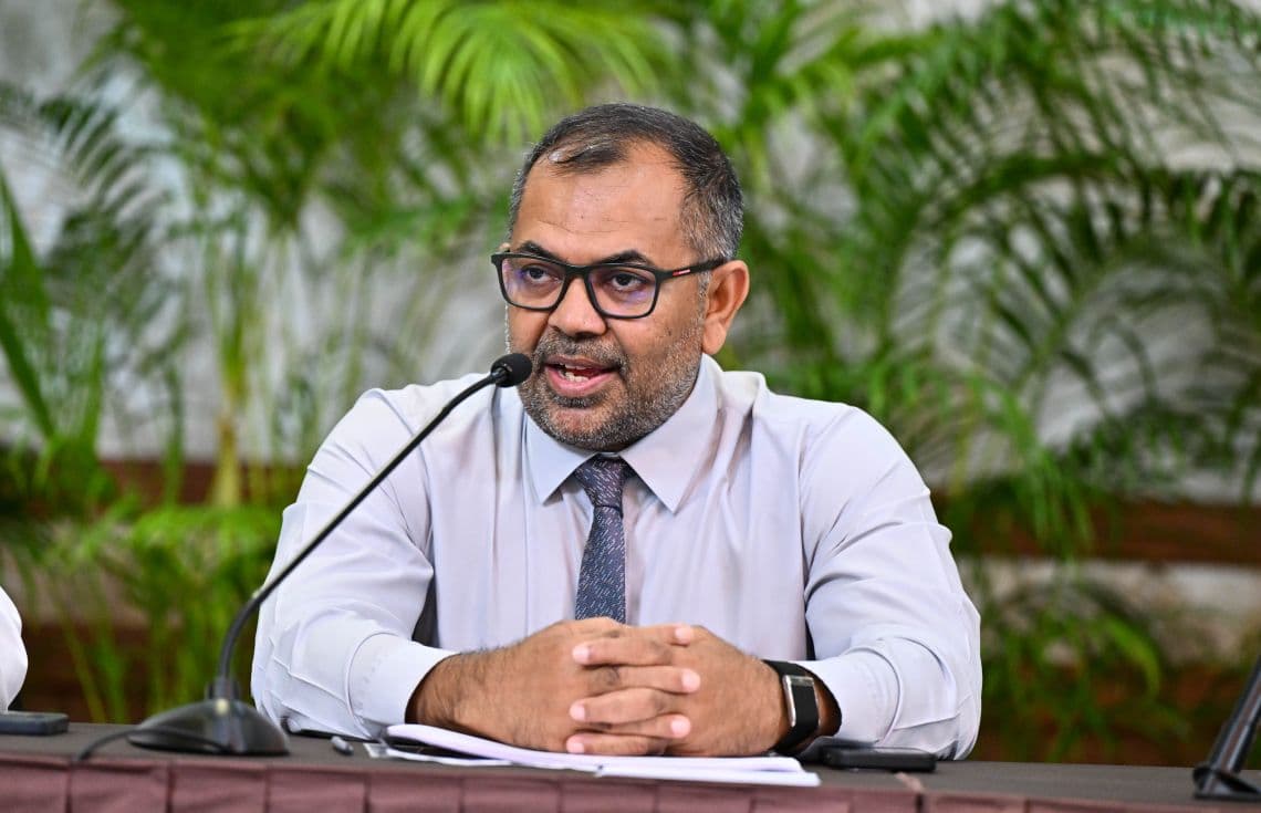ނޫސްވެރިންގެ ބައްދަލުވުމުގައި ފިނޭންސް މިނިސްޓަރު މޫސާ ޒަމީރު---