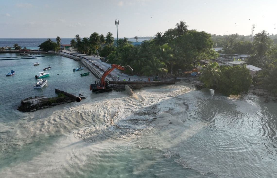 ތ.ވޭމަންޑޫ ބިން ހިއްކުމުގެ އަމަލީ މަސައްކަތުގެ ތެރެއިން---ފޮޓޯ:ޚުލާސާ
