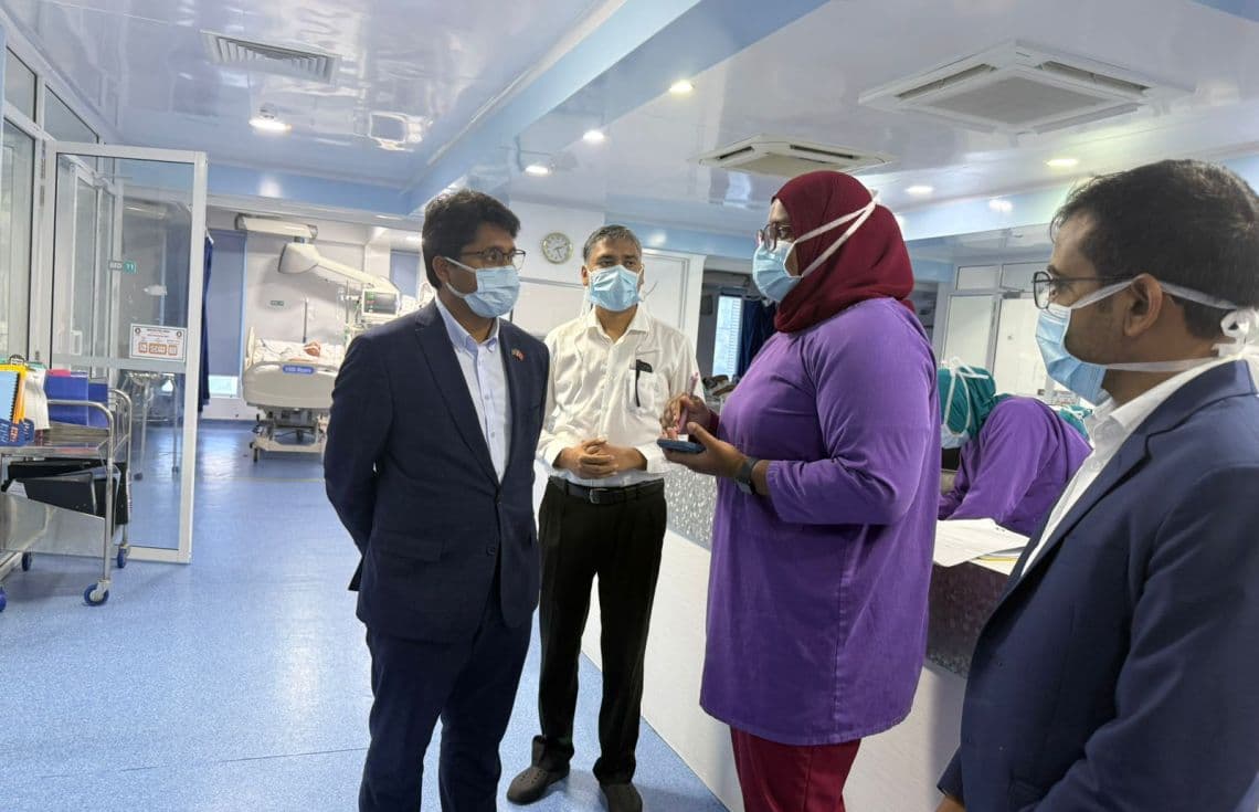 ރާއްޖޭގައި ހުންނަވާ ބަންގްލަދޭޝްގެ ހައިކޮމިޝަނަރު ޑރ. މުޙައްމަދު ނަޒްމުލް އިސްލާމް، އައިޖީއެމްއެޗްއަށް ޒިޔާރަތްކުރައްވައި، އަނިޔާވި މީހުންގެ ހާލު ބެއްލެވުން---ފޮޓޯ: ބަންގުލަދޭޝް ހައި ކޮމިޝަން