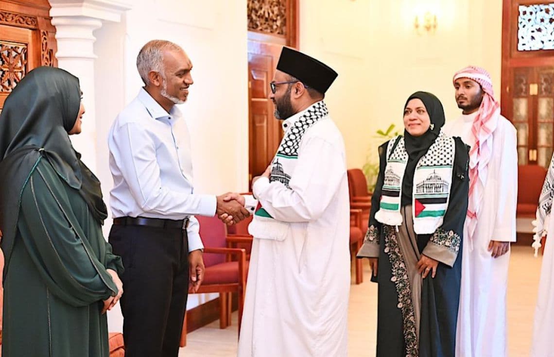 މިނިސްޓާ ޝަހީމް ރައީސްގެ ދެ ކަނބަލުންނާ އީދު ސަލާމް ކުރުން---ފޮޓޯ:ރައީސް އޮފިސް