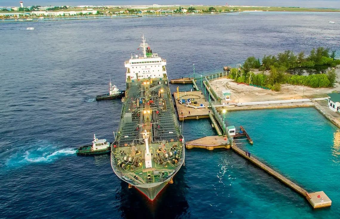 ރާއްޖެއަށް ތެޔޮ ގެންނަ އެސްޓީއޯގެ ޓޭންކަރު. އަންނަ ހަފްތާގައި ތެޔޮ ޝިޕްމަންޓްތަކެއް ލިބޭނެ ކަމަށް އެކުންފުނިން ބުނޭ---