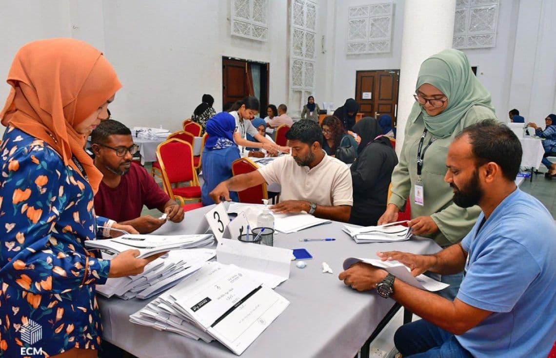 2024 ވަނަ އަހަރު ބޭއްވި މަޖިލިސް އިންތިހާބުގެ ވޯޓާސް ލިސްޓުގައި ކެންޑިޑޭޓުން ސޮއިކުރުން---ފޮޓޯ: އީސީ