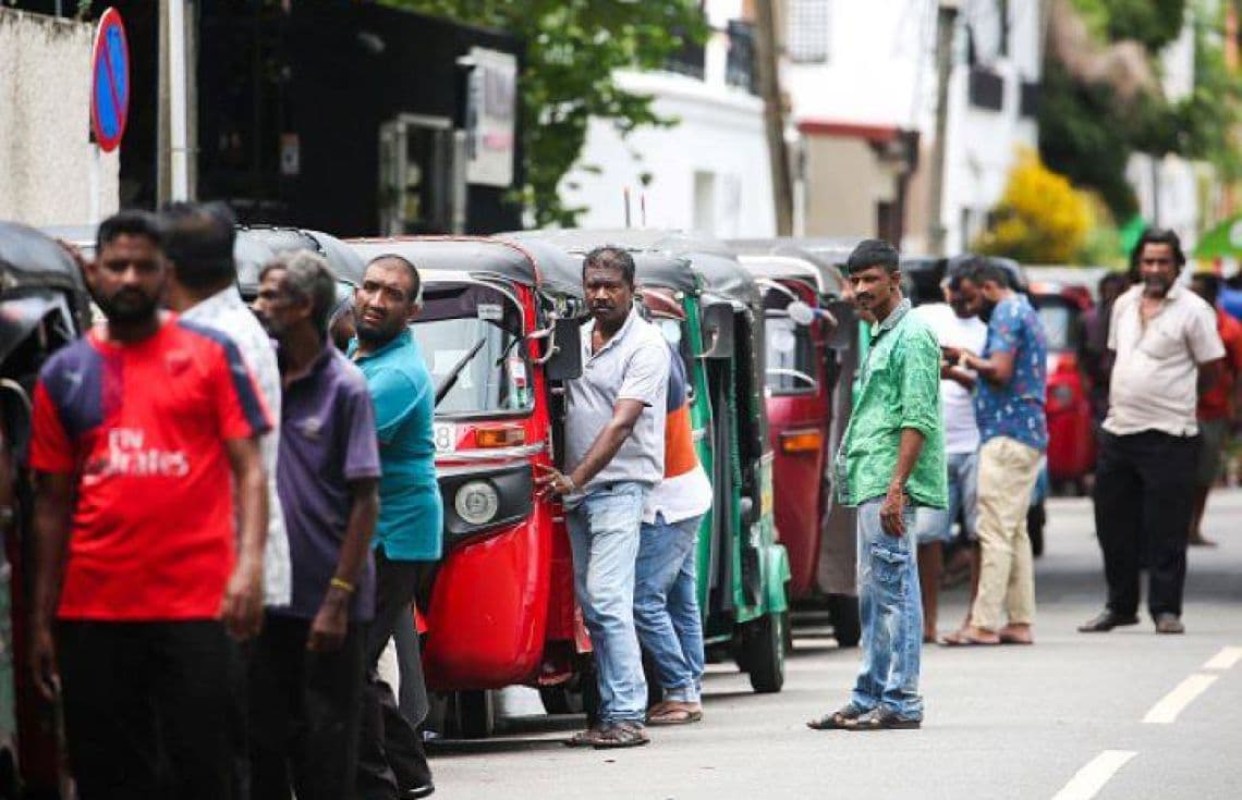 ކޮލަމްބޯގެ އޮޓޯޑްރައިވަރުން ތެޔޮ އަޅަން ކިއު ހަދައިފައި---ފޮޓޯ:އޭޕީބީ