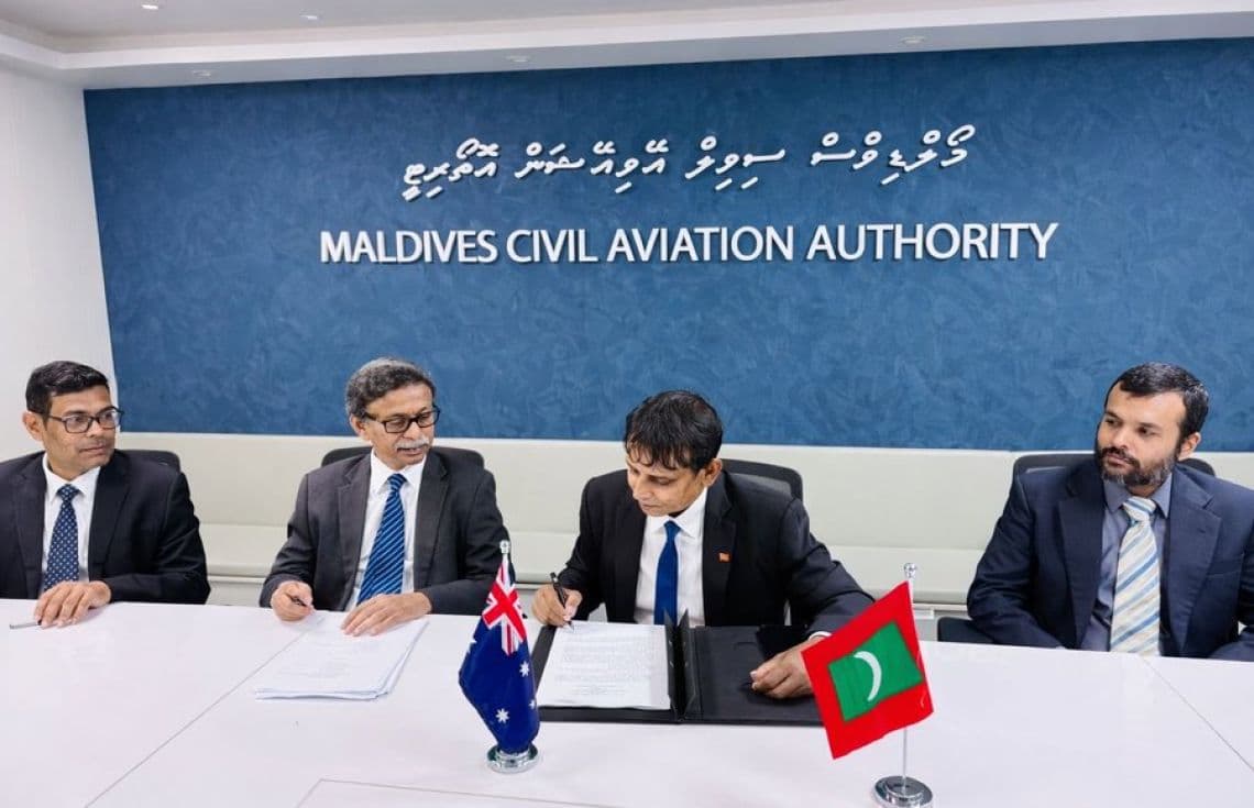 މޯލްޑިވިއަނުން އޮސްޓްރޭލިއާއަށް ސީދާ ދަތުރުތައް ފެށުމަށް އެއްބަސްވުމުގައި ސޮއިކުރުމުގެ ތެރެއިން---ފޮޓޯ:މިނިސްޓާ އަމީން އެކްސްގައި ކުރެއްވި ޕޯސްޓު