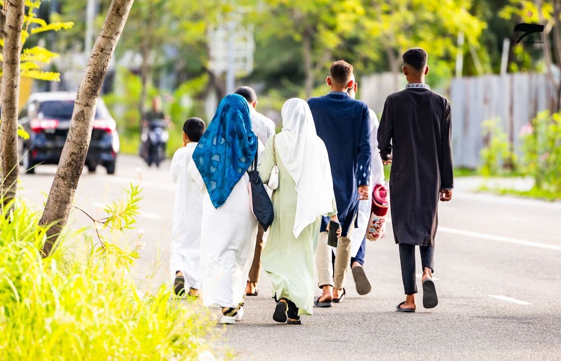 ބަޔަކު އީދު ނަމާދަށް ދިޔުމުގެ މަގުމަތީގައި. / ފޮޓޯ: ޚުލާސާ