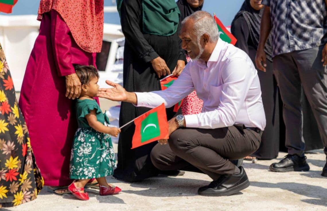 ރައީސުލްޖުމްހޫރިއްޔާ ޑރ. މުޙައްމަދު މުޢިއްޒު މ އަތޮޅަށް ކުރެއްވި ދަތުރުފުޅެއްގެ ތެރެއިން--- ފޮޓޯ: ރައީސް އޮފީސް