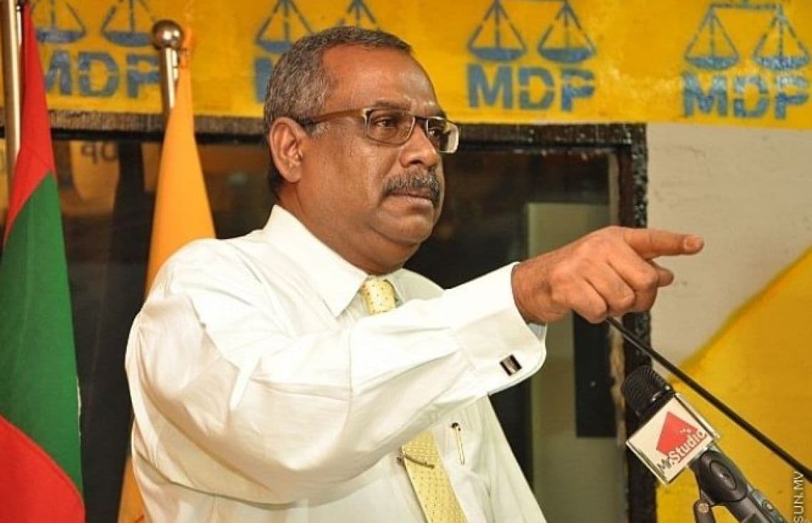 އެމްޑީޕީގެ ޖަލްސާއެއްގައި އާދަމް މަނިކު ވާހަކަފުޅު ދައްކަވަނީ. / ފޮޓޯ: ސަން