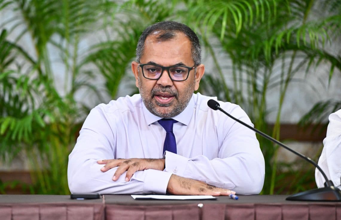 މިއަދު ބޭއްވި ނޫސްވެރިންގެ ބައްދަލުވުމުގައި މިނިސްޓަރު ޒަމީރު ވާހަކަފުޅު ދައްކަވަނީ. / ފޮޓޯ: ރައީސް އޮފީސް