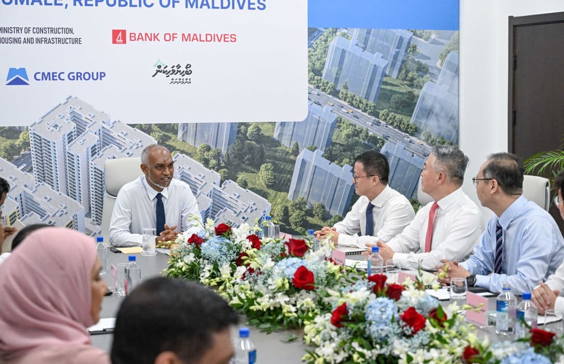 އެފޯޑަބަލް ހައުސިން ޔުނިޓުގެ މަޝްރޫއު ފެށުމަށްޓަކައި ވާންޖެހޭ ތައްޔާރީތައް ބެއްލެއްވުމަށް ރައީސުލްޖުމްހީއްޔާ ޑރ. މުޢިއްޒު އެ ސަރަހައްދަށް ވަޑައިގަތުން---
