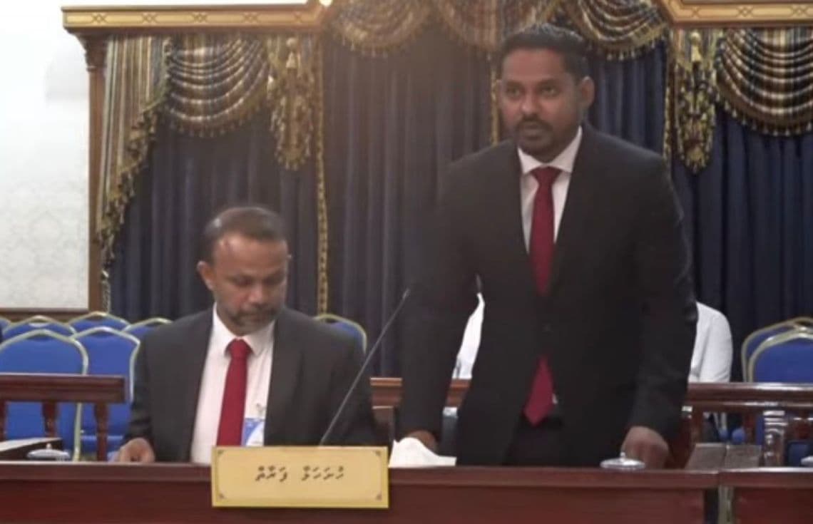 އެމްޑީޕީން ހުށަހެޅި ދުސްތޫރީ މައްސަލައިގައި ދައުވާ ކުރާ ވަކީލުންގެ ބެންޗު---