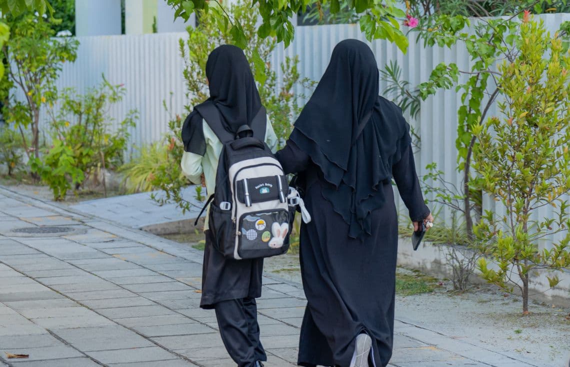 މަންމައަކު އޭނާގެ ދަރި ގޮވައިގެން ސްކޫލަށް ދަނީ. / ފޮޓޯ: ޚުލާސާ
