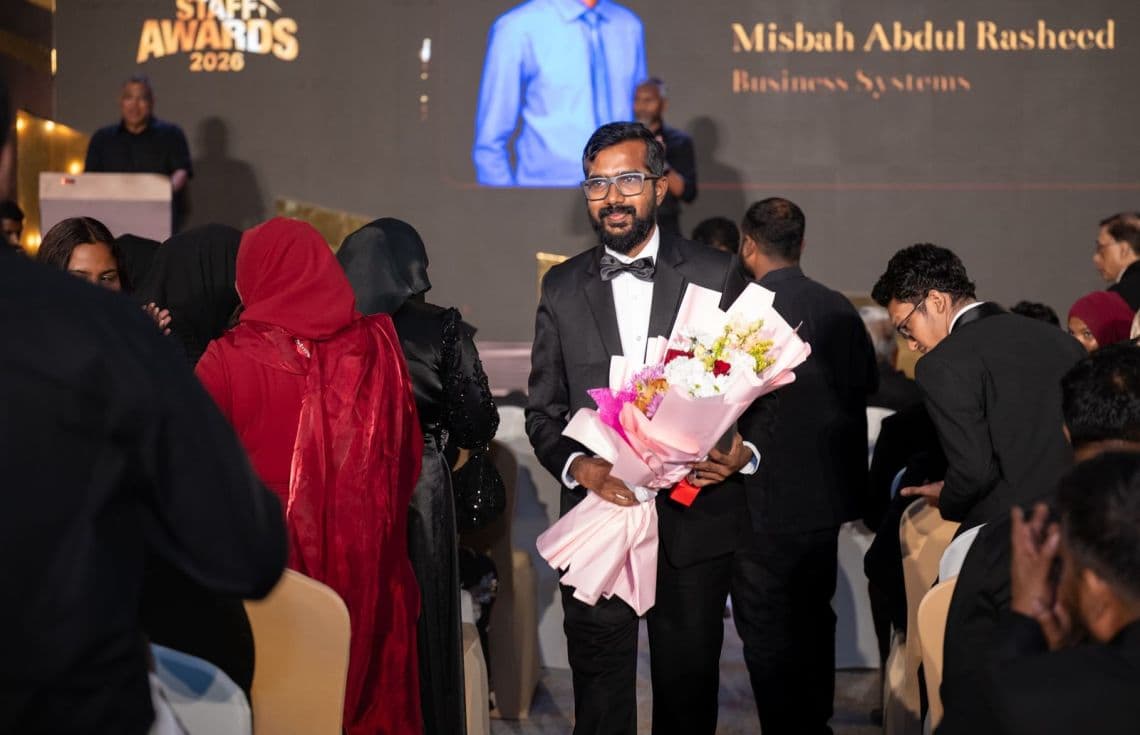އަހަރުގެ އެންމެ ރަނގަޅު މުވައްޒަފުގެ މަގާމު ހޯދި މިސްބާހު އަބްދުއް ރަޝީދު. /ފޮޓޯ: ބީއެމްއެލް