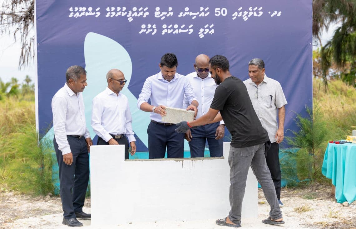 މަޑަވެލީގައި ގާއިމްކުރާ ހައުސިން ޔުނިޓުތަކުގެ ބިންގާ ނައިބު ރައީސް އަޅުއްވައިދެއްވަނީ. / ފޮޓޯ: ކޮންސްޓްރަކްޝަން މިނިސްޓްރީ