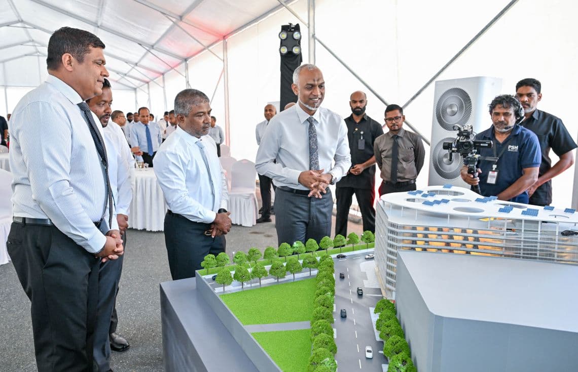 ހުޅުމާލޭގައި އިމާރާތްކުރާ ޕާކިން ބިލްޑިންގް އެއްގެ ބިންގާ އެޅުމަށް ބޭއްވި ރަސްމިއްޔާތުގެ ތެރެއިން---ފޮޓޯ: ރައީސް އޮފީސް