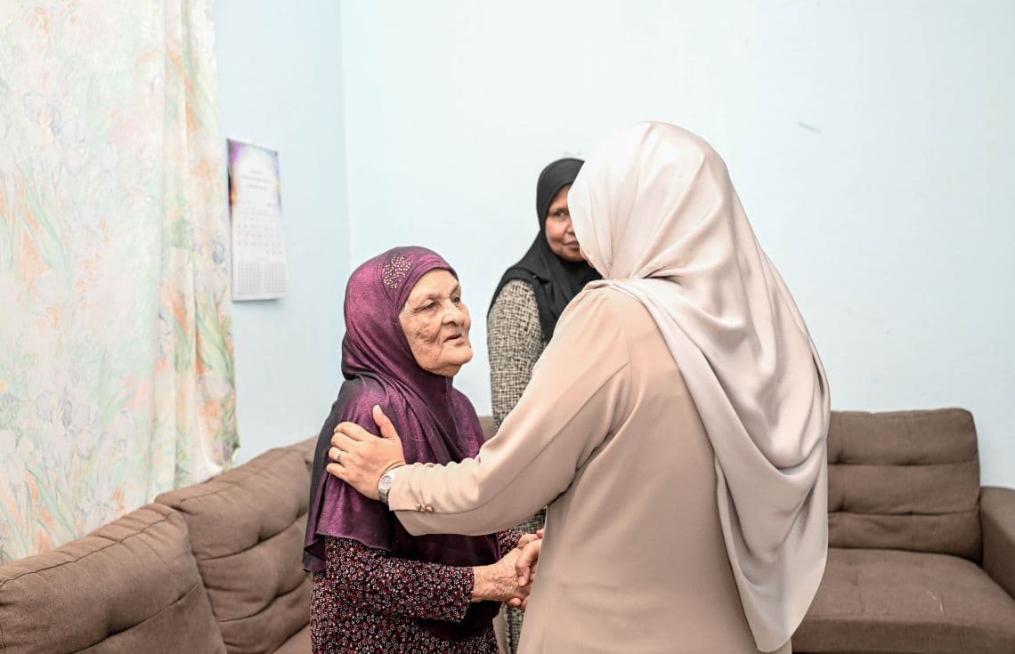 ރައީސުލްޖުމްހޫރިއްޔާގެ އަނބިކަނބަލުން މެޑަމް ސާޖިދާ ޝަހީދު ހުސައިން އާދަމްގެ މަންމައާއެކު---
