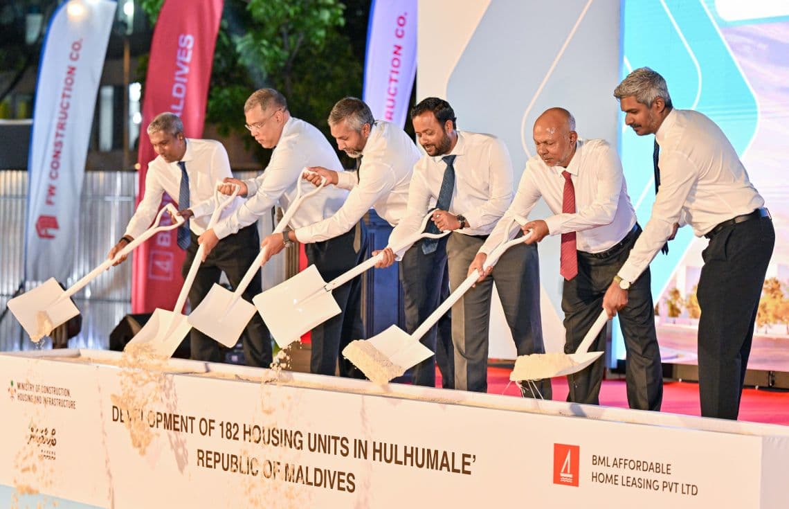 ބީއެމްއެލް އިން ތަރައްގީކުރާ 182 ހައުސިން ޔުނިޓުގެ ބިންގާ އަޅަނީ. / ފޮޓޯ: ރައީސް އޮފީސް